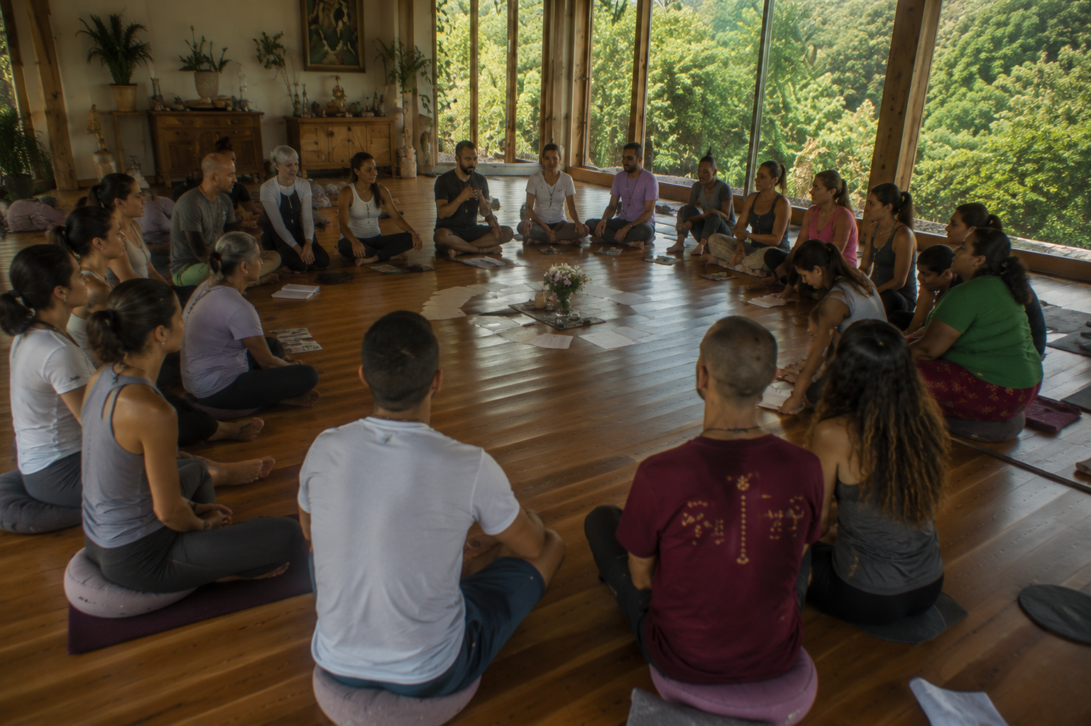 Participantes del retiro holístico de eutonía disfrutando experiencias de sanación y bienestar