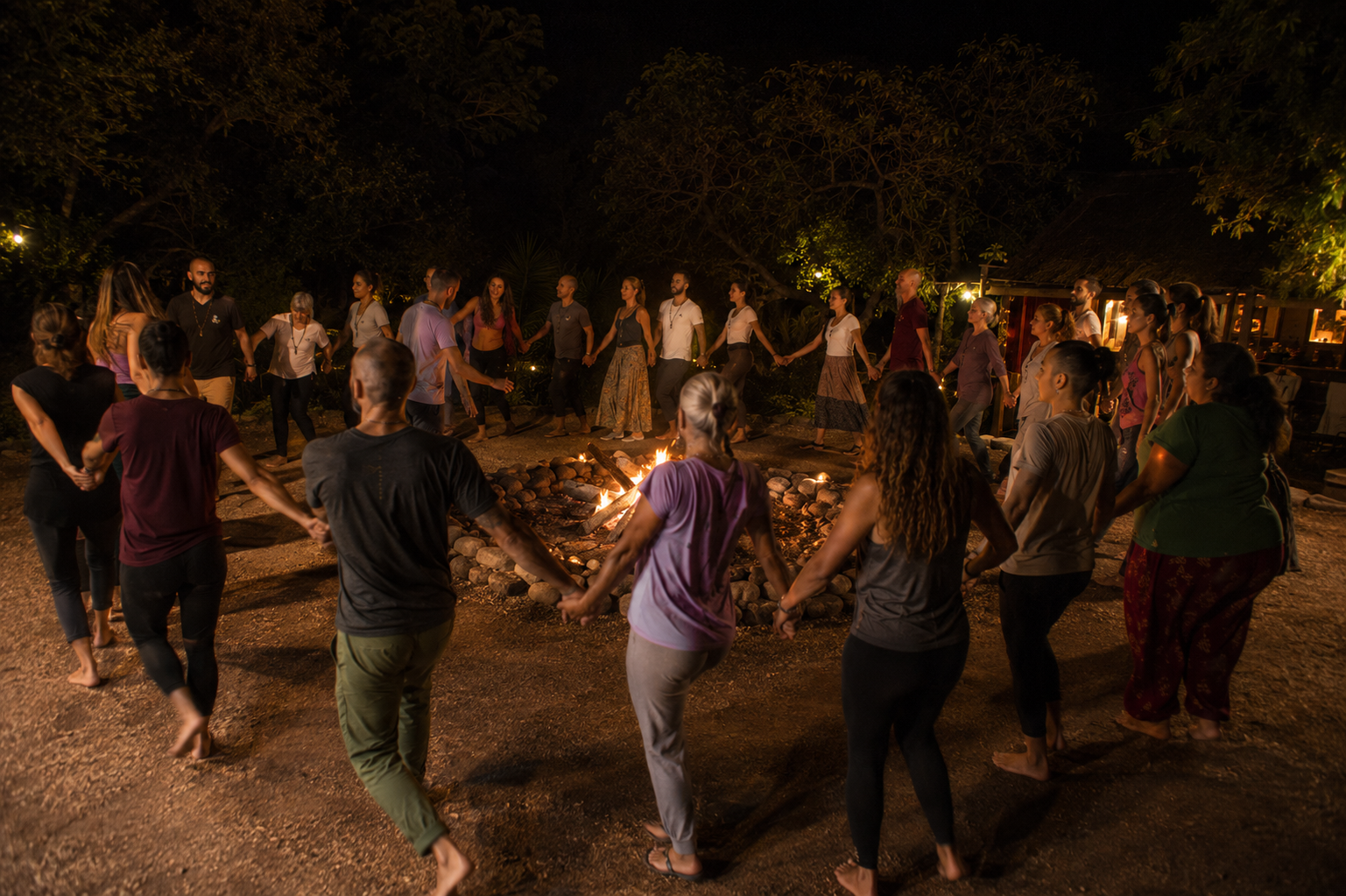 Participantes del retiro holístico de eutonía disfrutando experiencias de sanación y bienestar